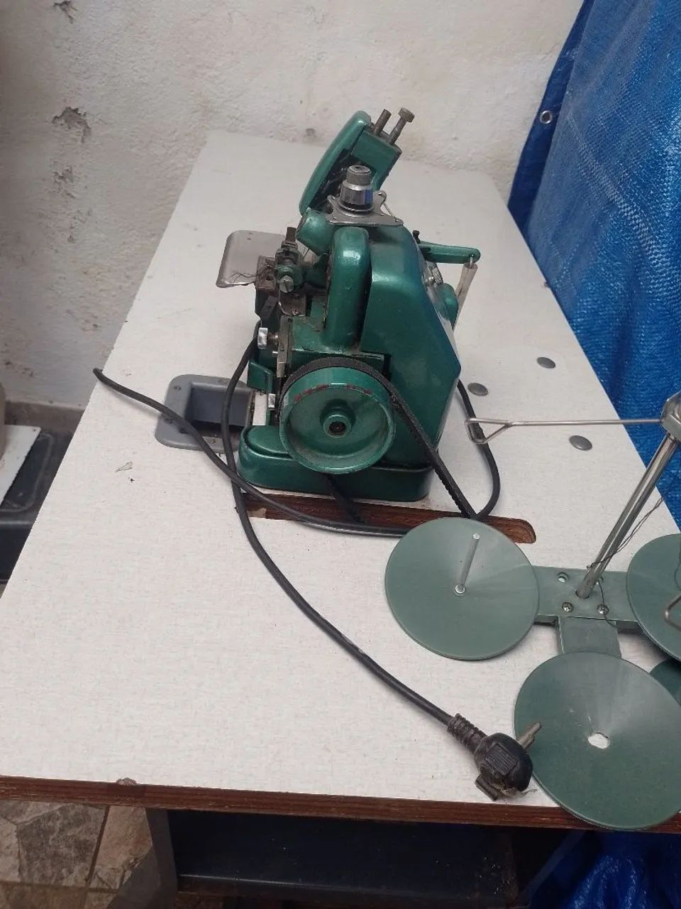 Máquina overlock semi industrial  com mesa - Foto 3