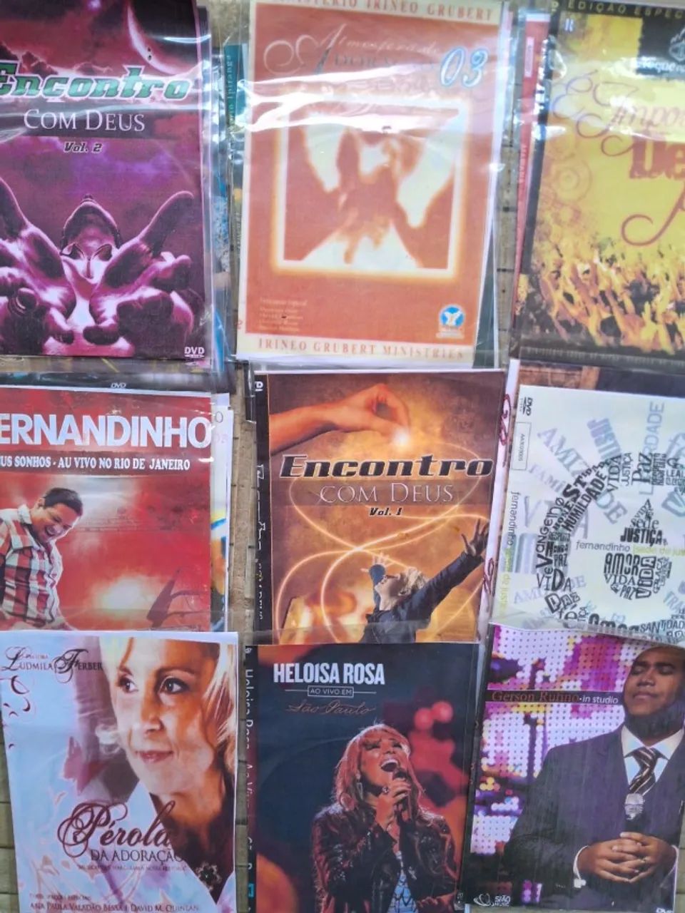 OPORTUNIDADE ÚNICA PARA COLECIONADORES:  GRANDE COLEÇÃO DVDS, FILMES E MUITO + RELÍQIUIAS. - Foto 2