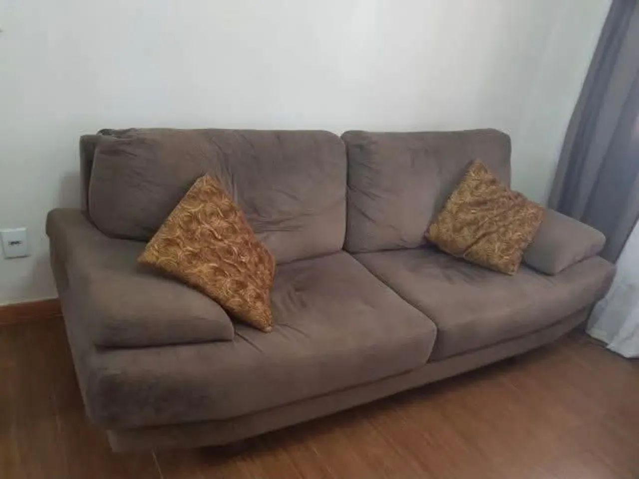 Sofá Suede marrom 4 lugares Móveis Trevisan