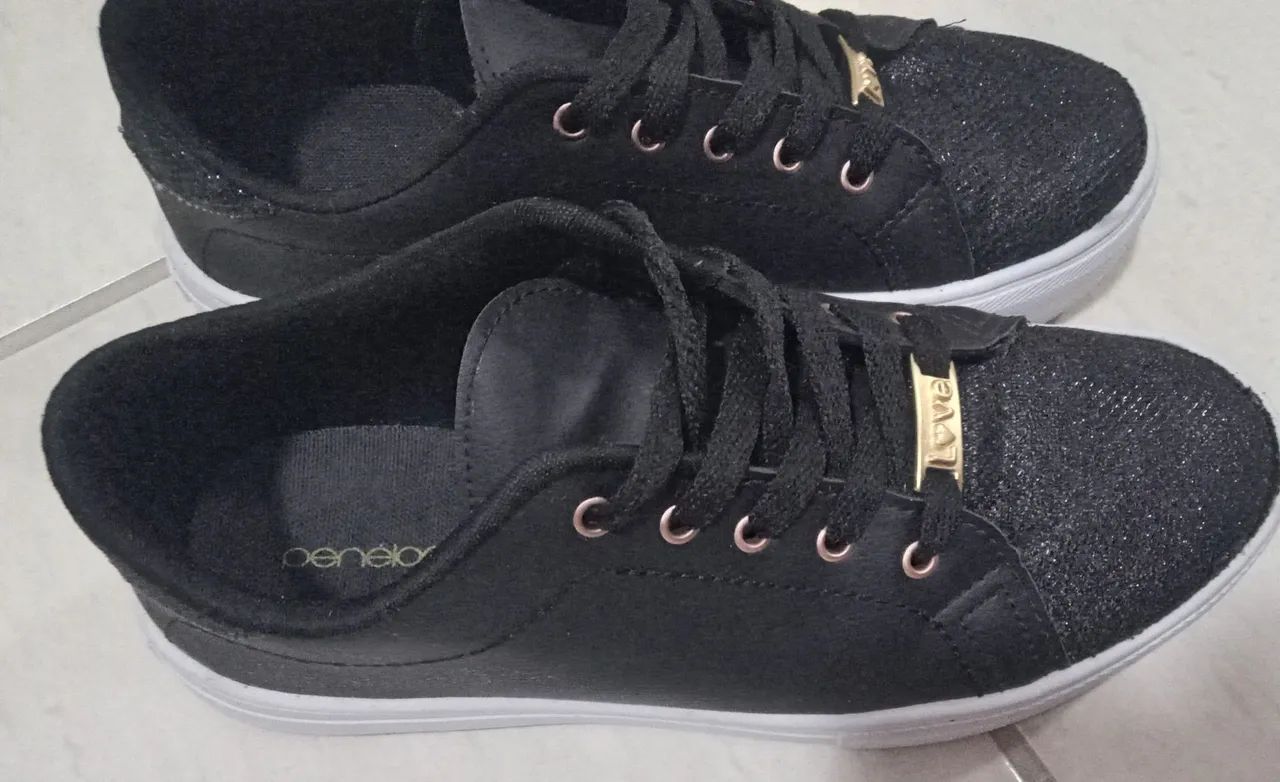 Tenis preto com brilho e aplique no cadarso