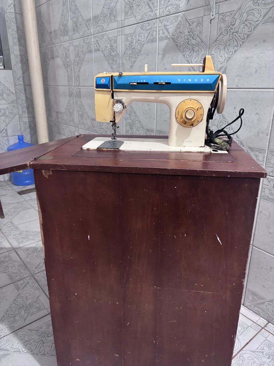Máquina de costura com bancada de madeira  - Foto 3