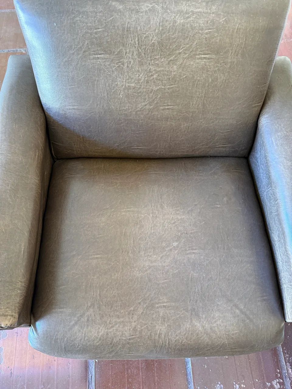 Conjunto Sofá 3 Lugares + 2 Poltronas em Courino Marrom - Foto 2