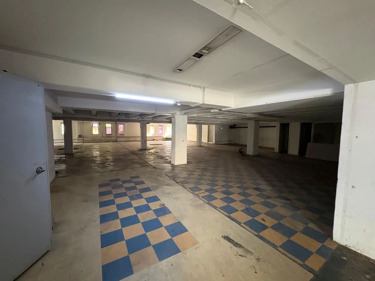 Vendo sala comercial com 590 metros banheiro interno vaga de garagem ! - Foto 3