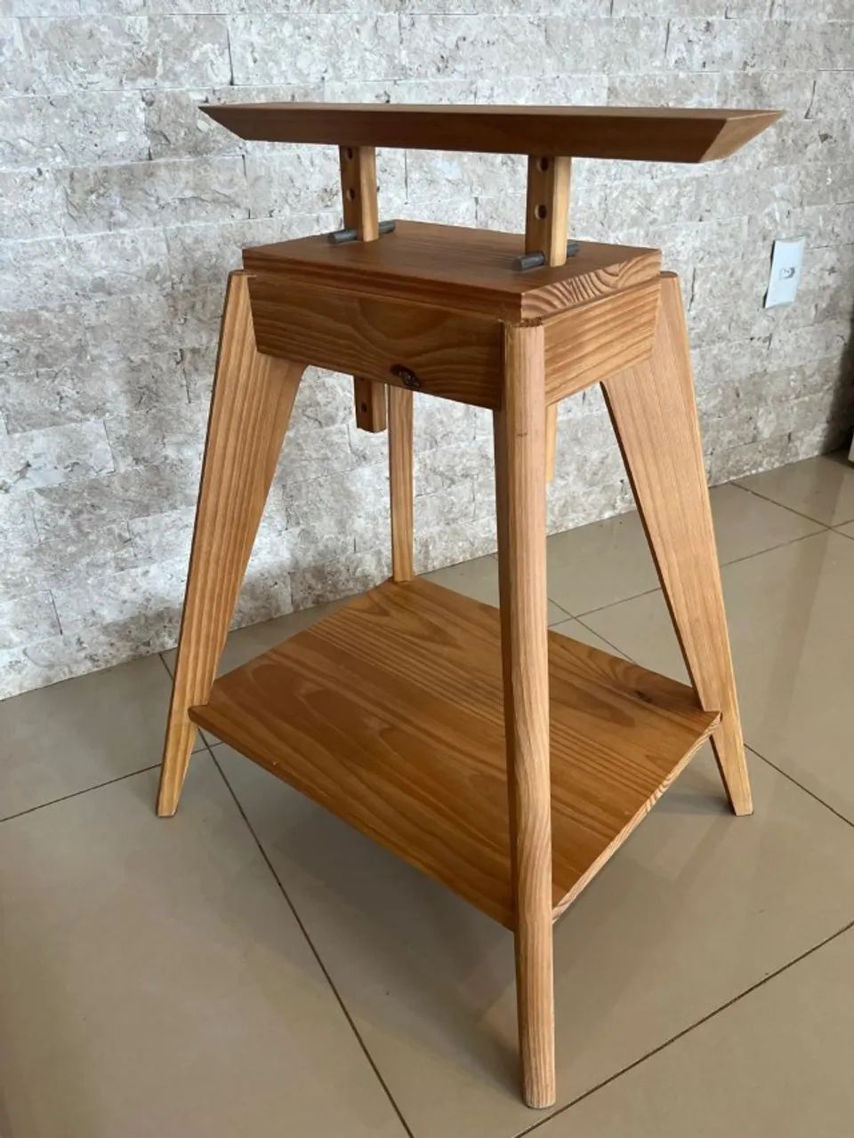 Mesa de Design Autoral com Tampo de Vidro Bisotado e Cavaletes em Madeira Selecionada - Foto 4