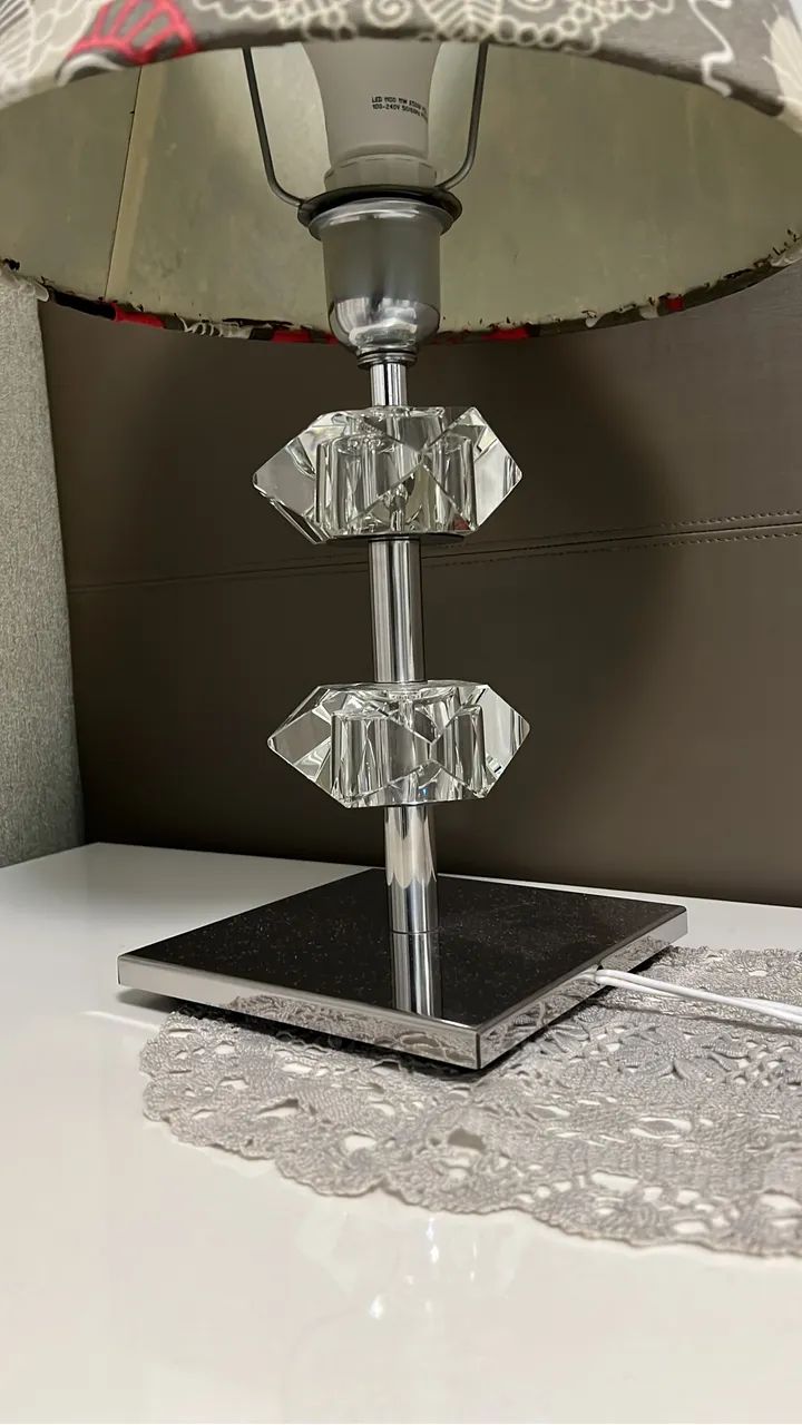 Abajur de metal e cristal 
