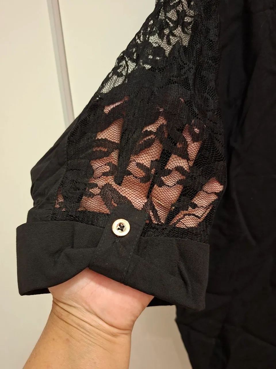 Camisa de tecido com detalhes de renda nas mangas e ombro - Foto 3