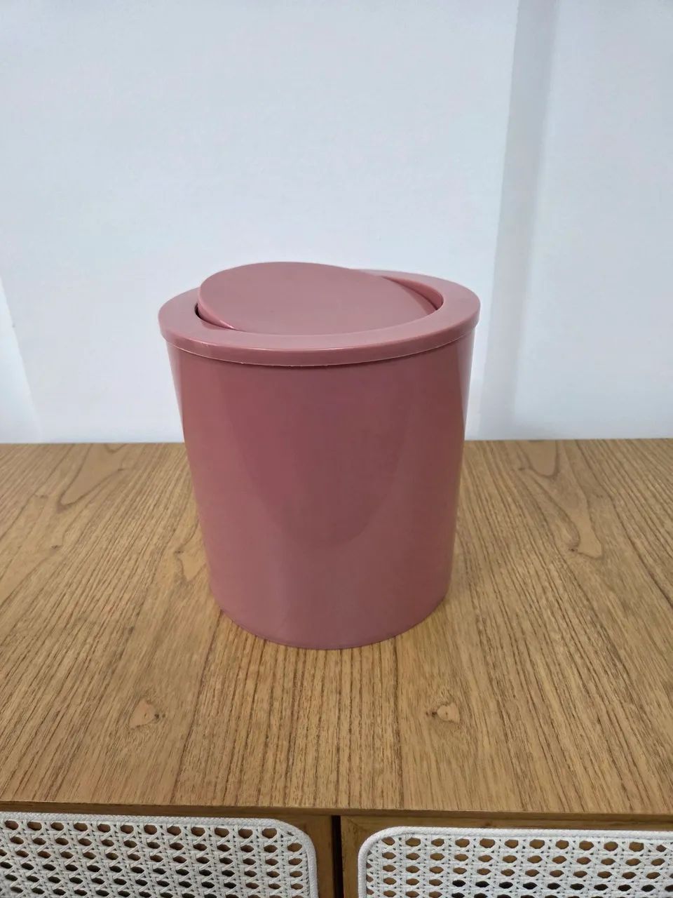 Cesto de lixo seminovo c/ tampa giratória na cor rosê da Tok&Stok s/ avarias