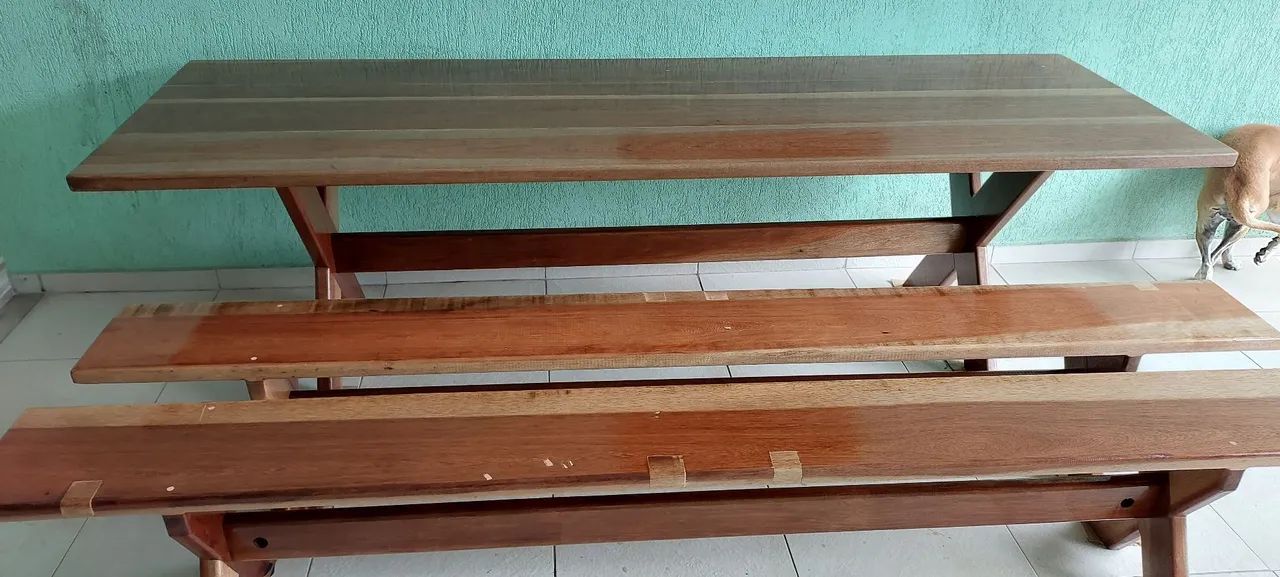 mesa de madeireira maciça com 2 bancos  - Foto 2