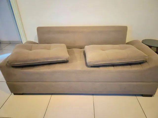 Sofá 3 Lugares Suede Bege com Almofadas - Foto 3