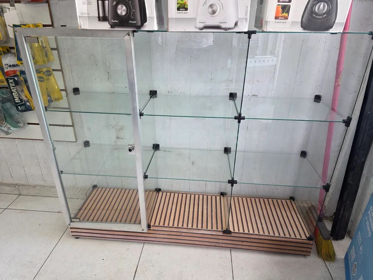 Vitrine com porta e fechadura .