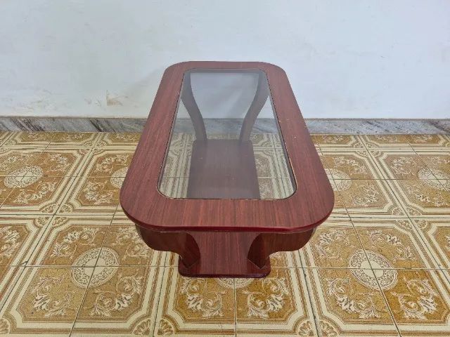 Mesa de Centro Vintage em Madeira com Tampo de Vidro Usada - Foto 4