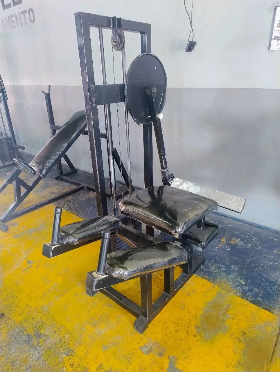Máquina de glúteos, quatro apoios 