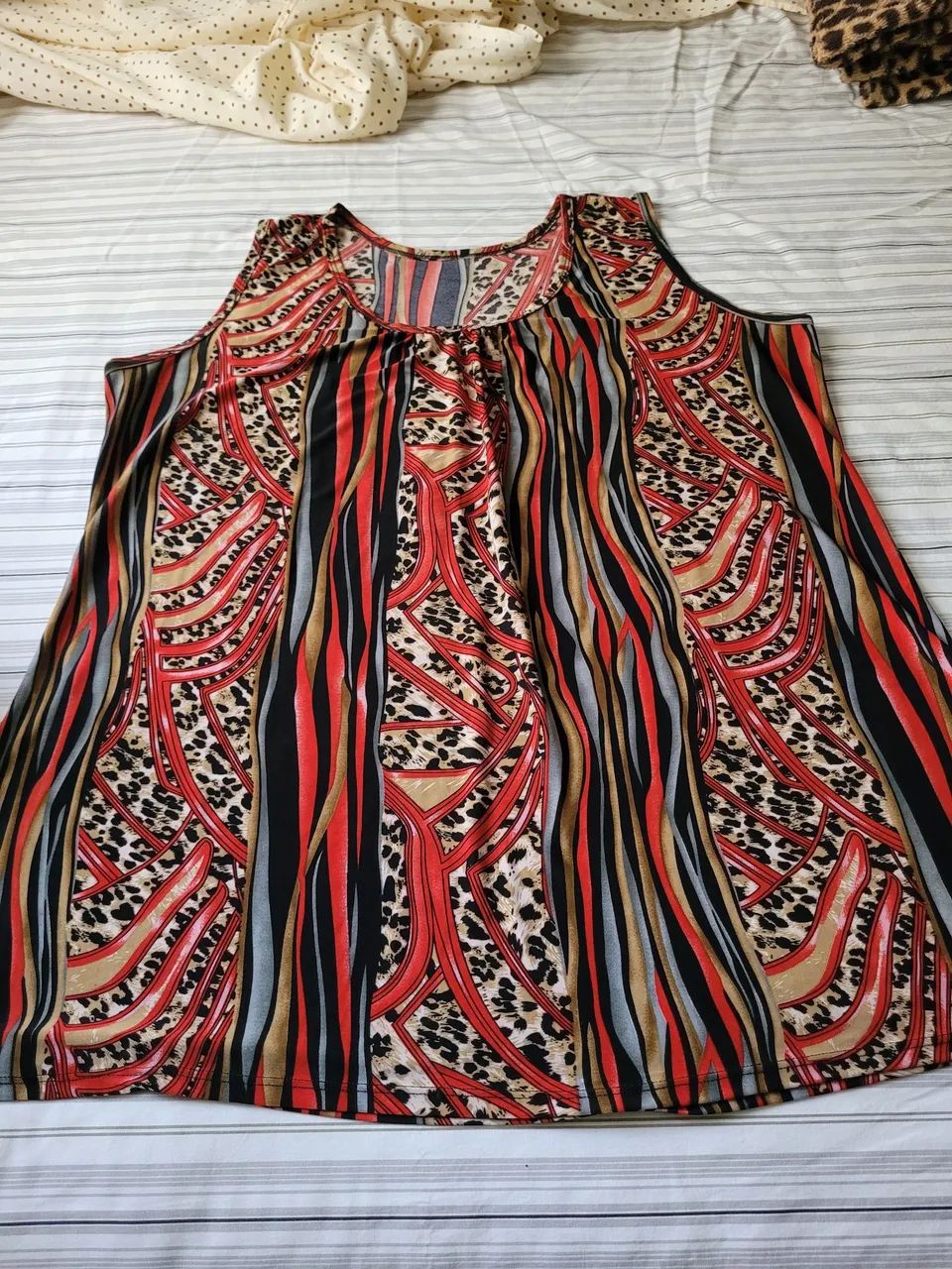 4 Blusas estampadas - Tamanho G + Bermuda G - Foto 3