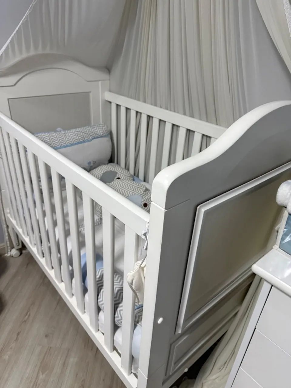 Berço de madeira modelo provençal semi novo (completo com Dorsel, colchão e kit - Foto 4