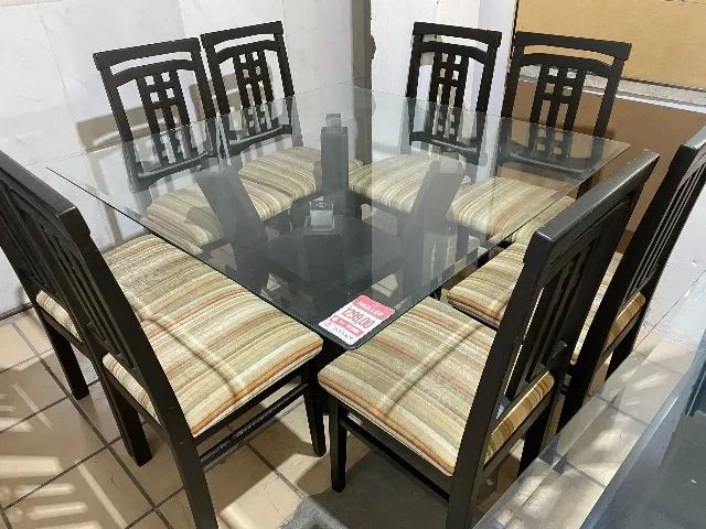 Mesa de jantar com 8 cadeiras 