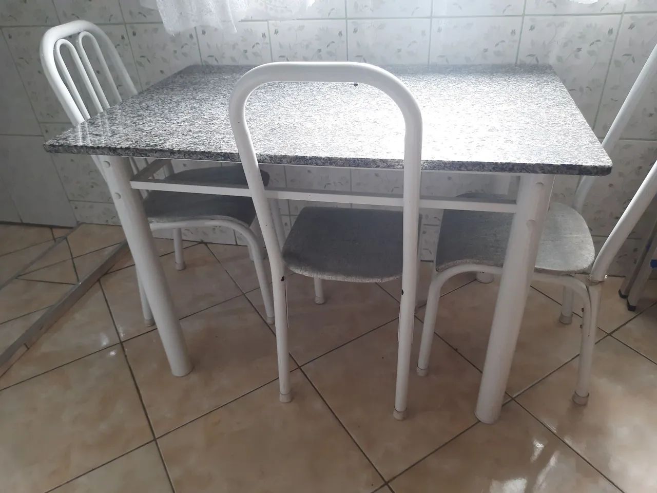 Mesa de Pedra C/ 3 cadeiras  - Foto 2