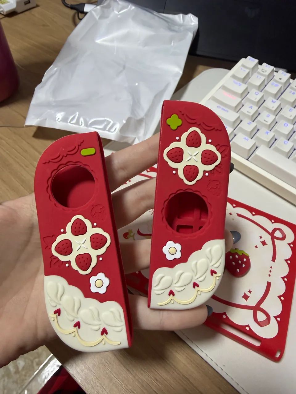 Case Nintendo Switch OLED morangos Geekshare - Foto 2