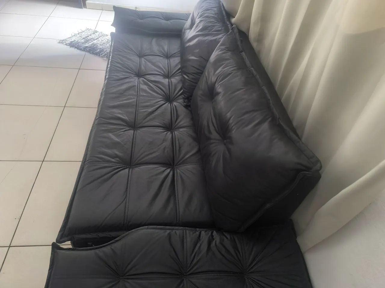 Sofá preto de dois lugares de corino  . - Foto 4
