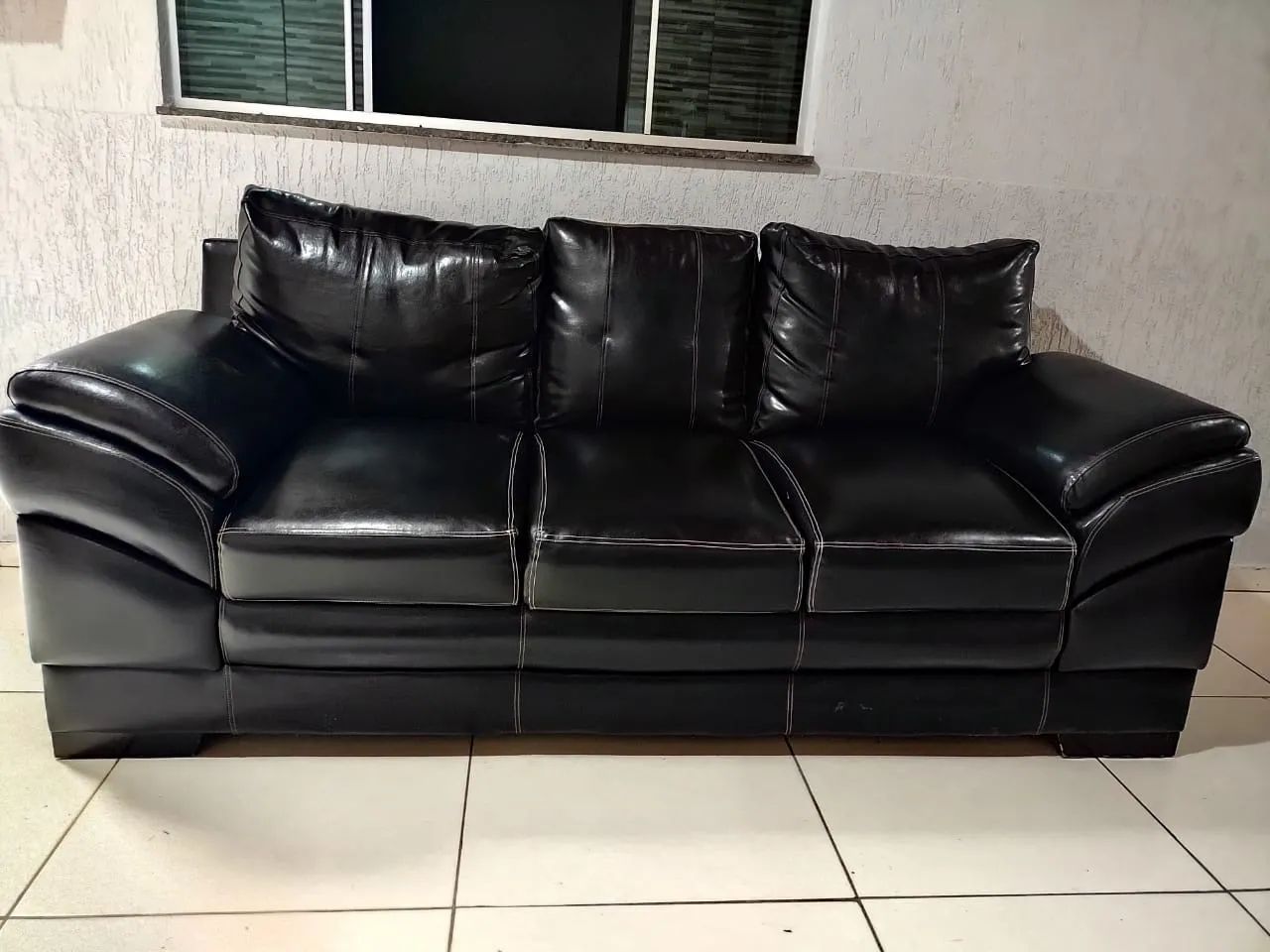 Sofá de couro seminovo 
