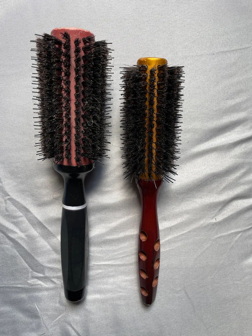 Prancha e escova de cabelo
