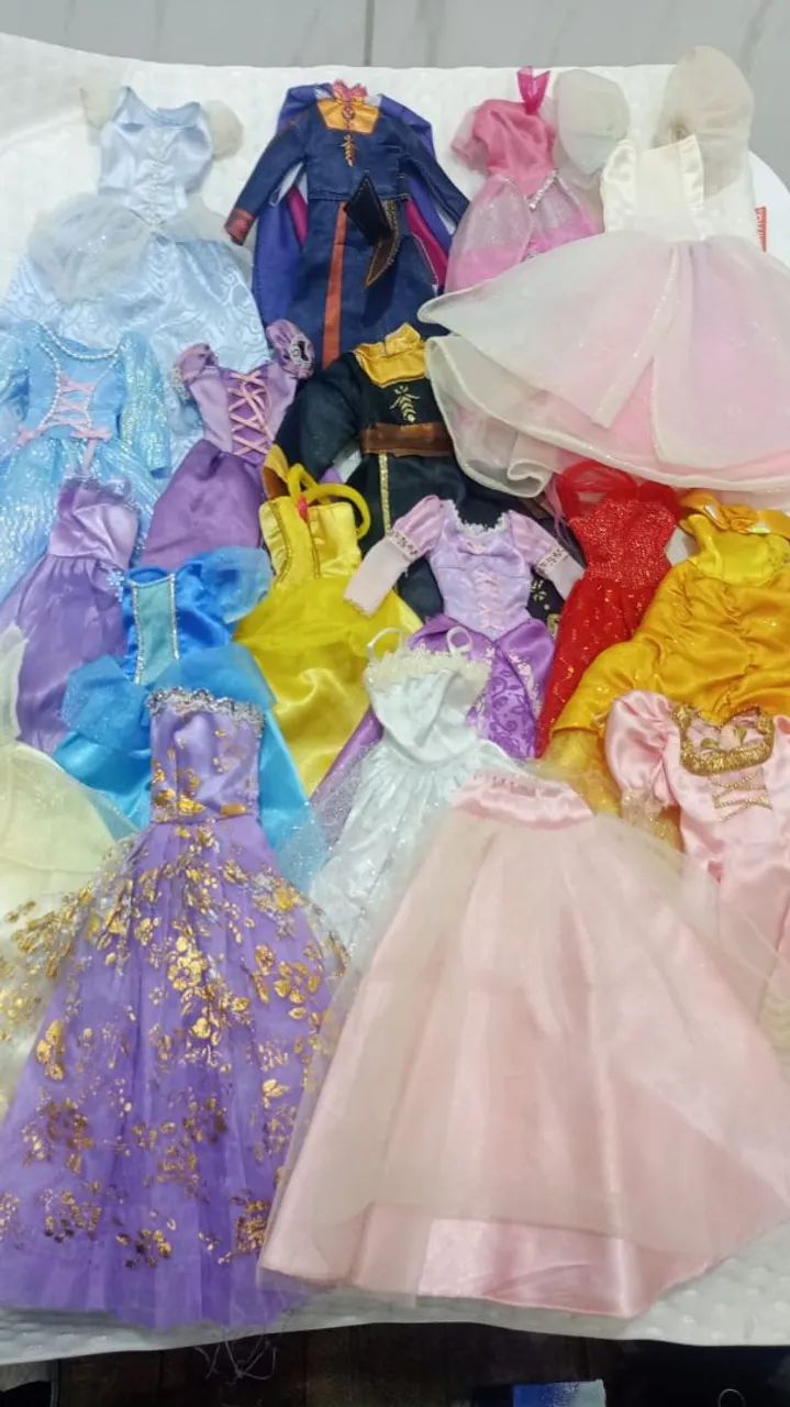 Lote com 18 vestidos Barbie princesa  - Foto 2