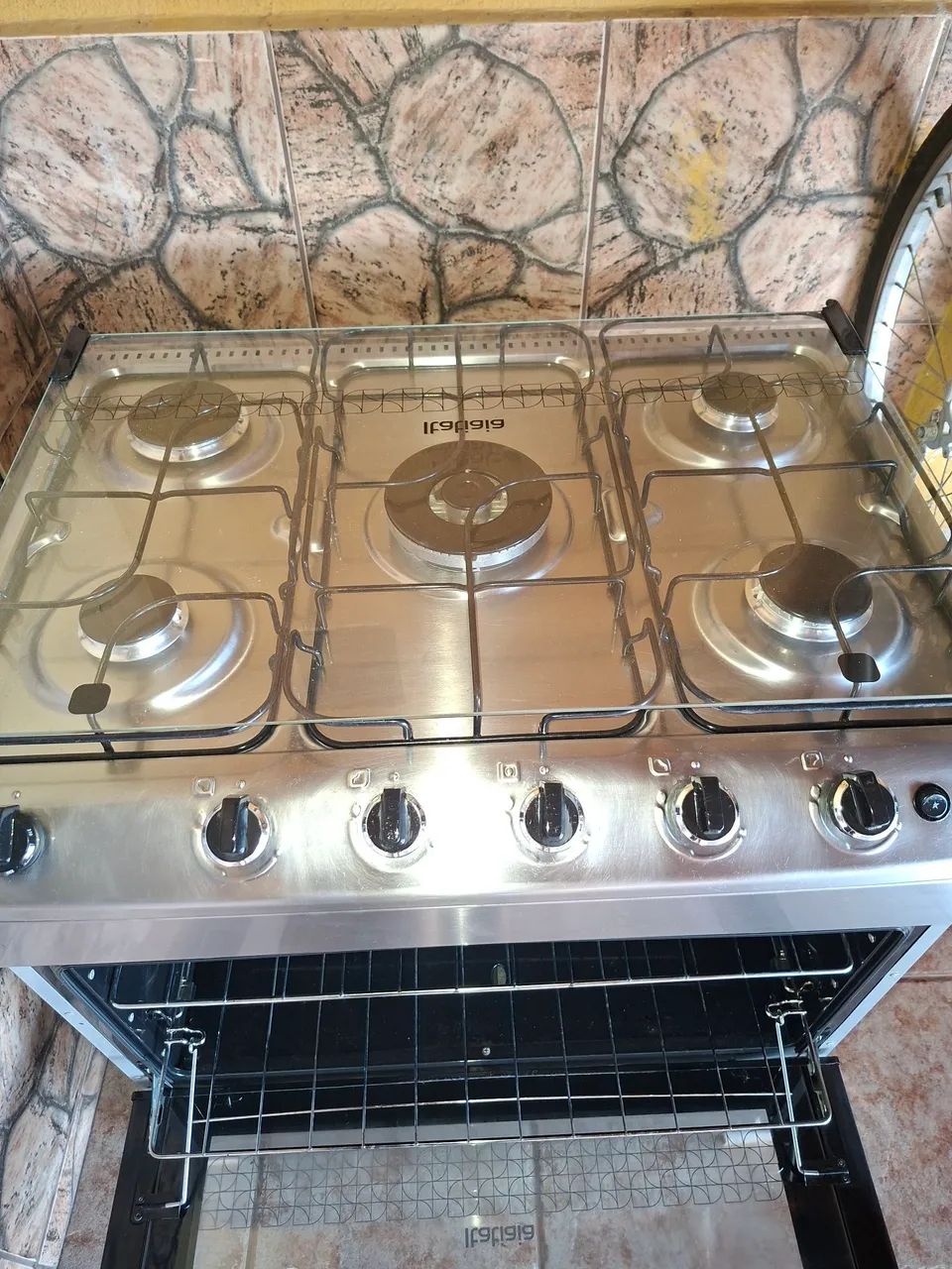 Vendo fogao Itatiaia 5 bocas, chama tripla seminário novo. - Foto 3