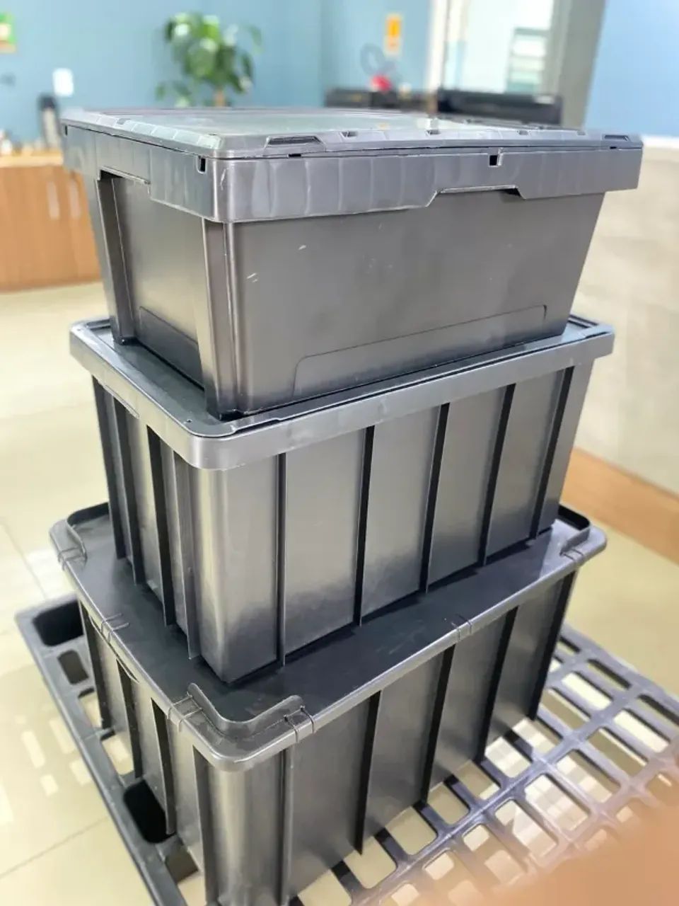 Caixas plásticas fechadas para organização e transporte de produtos - Foto 3