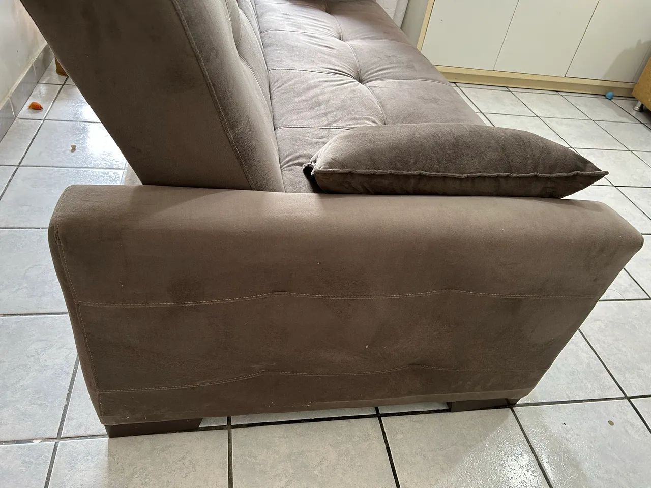 Sofá 3 lugares revestido em veludo - Foto 4