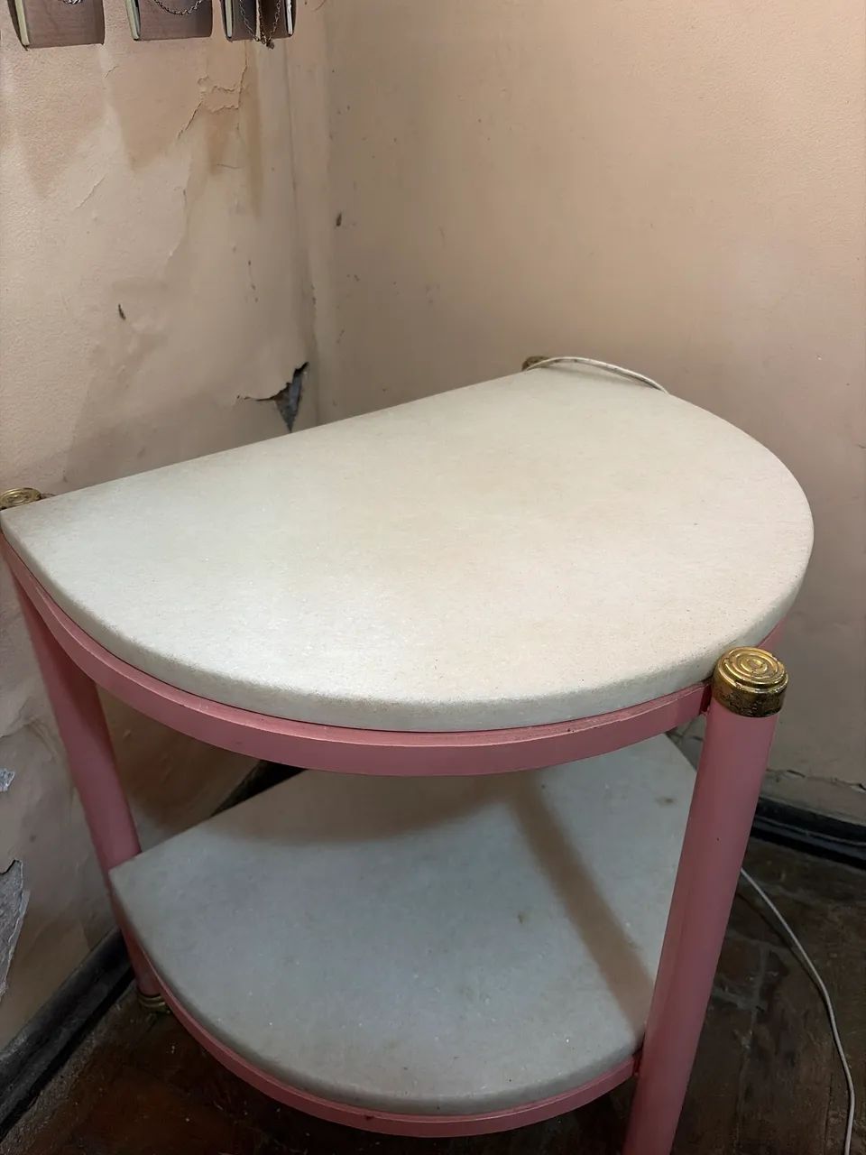 Criado mudo rosa com mármore da Prima Linea 