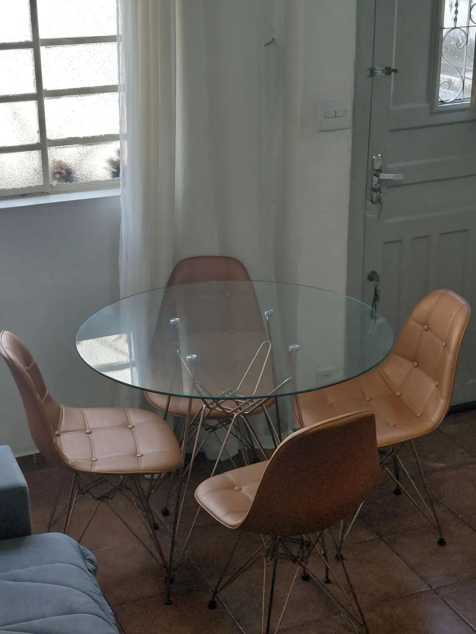 Mesa Eames com tampo de vidro 100 cm + 4 cadeiras estofadas Eiffel Botonê - Marrom - Foto 2