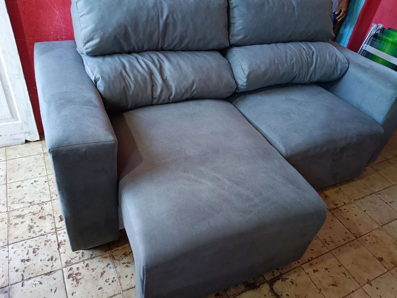 Sofá retrátil e reclinável novo em tecido veludo cinza...tm 2m  - Foto 5