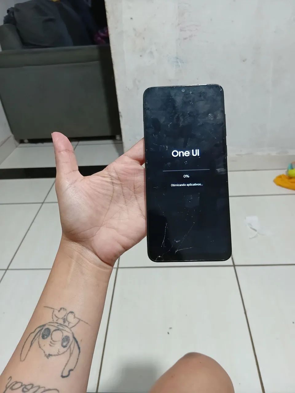 Celular  tela trincada  o resto tá ok