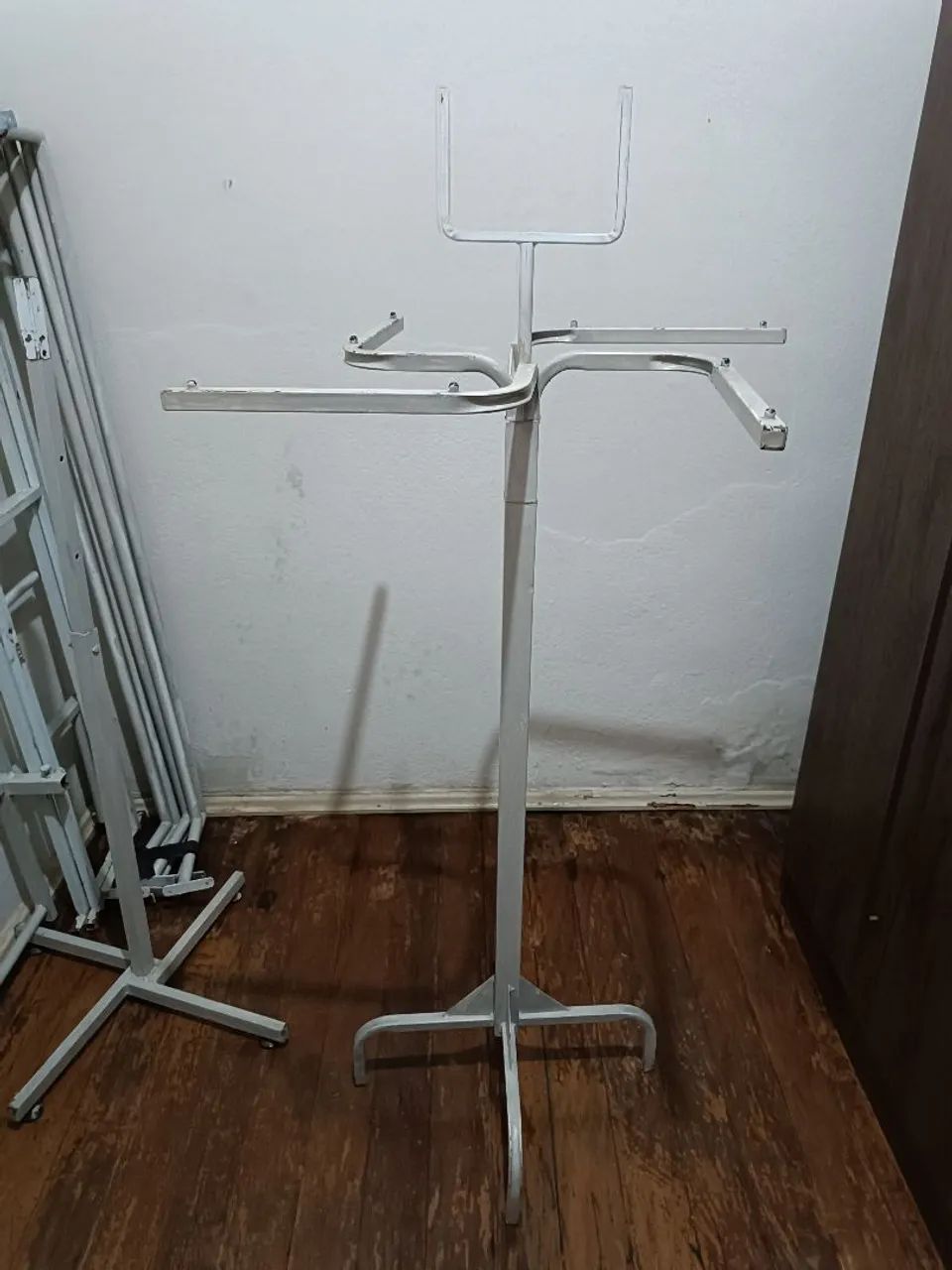 Araras de chão pra lojas de roupas  - Foto 4