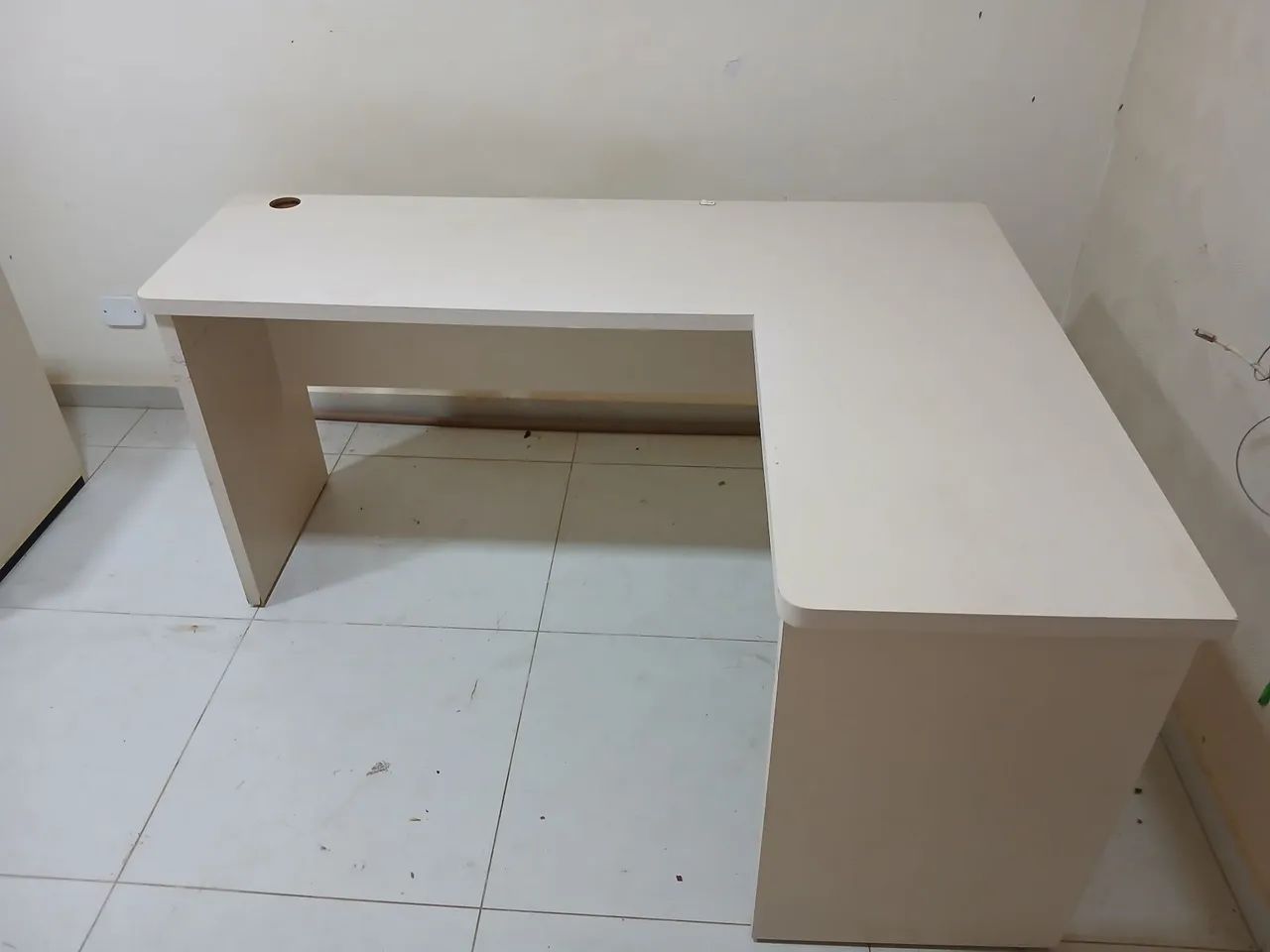 Mesa em L e Armário de escritório  - Foto 4