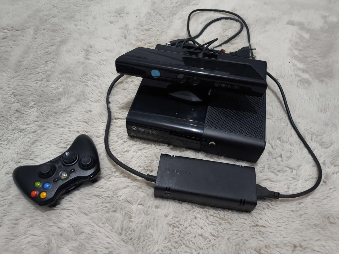 Console Xbox 360 E (Super Slim), sensor Kinect e fonte de alimentação original.