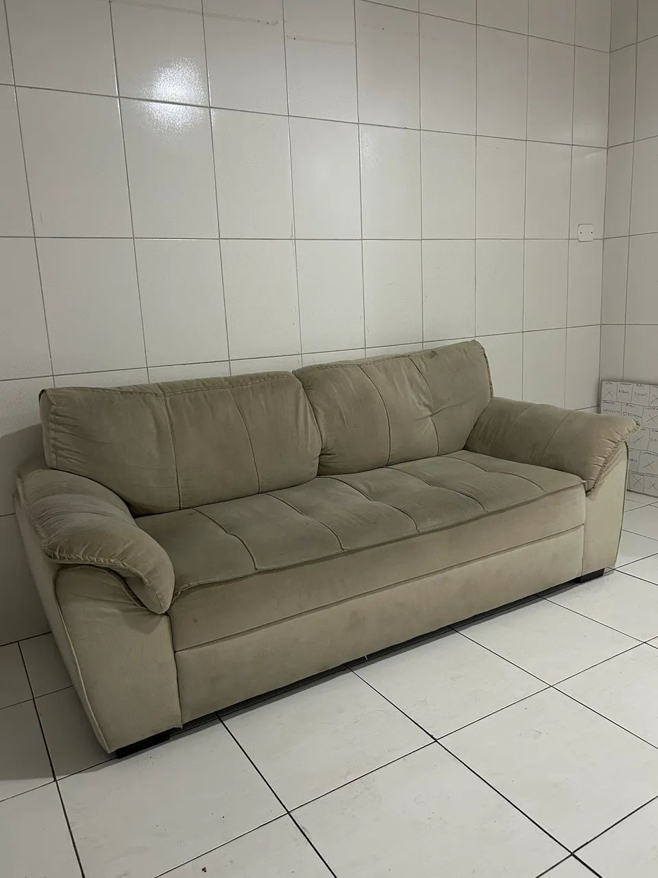 Sofá beje 3 lugares 