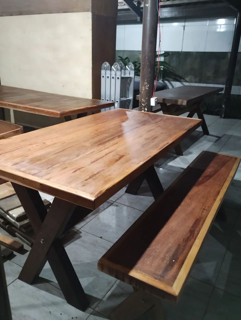 Mesa de madeira pura com 2 bancos 