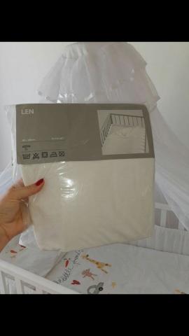 Berço IKEA branco com colchão, travesseiro, Ededron, lençol, suporte e tela anti mosquito - Foto 4