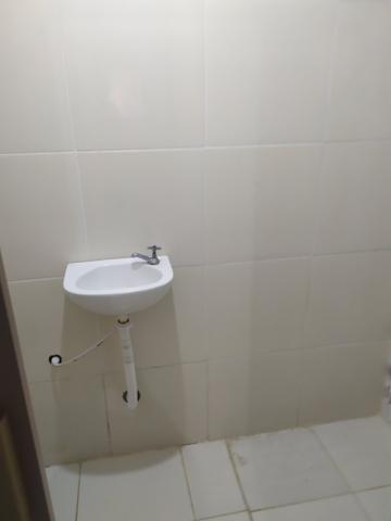 Vendo ou troco casa, 2 quartos 1 suite,garagem, sala, quintal, banheiro, cozinha e etc - Foto 5