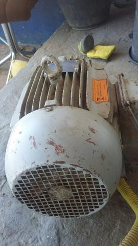 Motor trifásico
