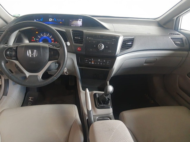 Civic 1.8 LXS Manual 15/16 (Veiculo possui passagem por leilão de financeira ) - Foto 7