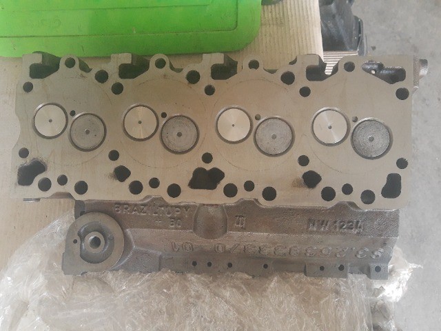 Conjunto cabeçote do motor Cummins retroescavadeira Case 580L / 580M