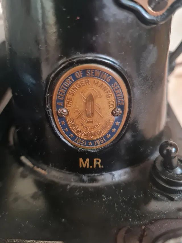 BLACK FRIDAY! Máquina Singer 1951 Sewing Motor com Maleta - Foto 6