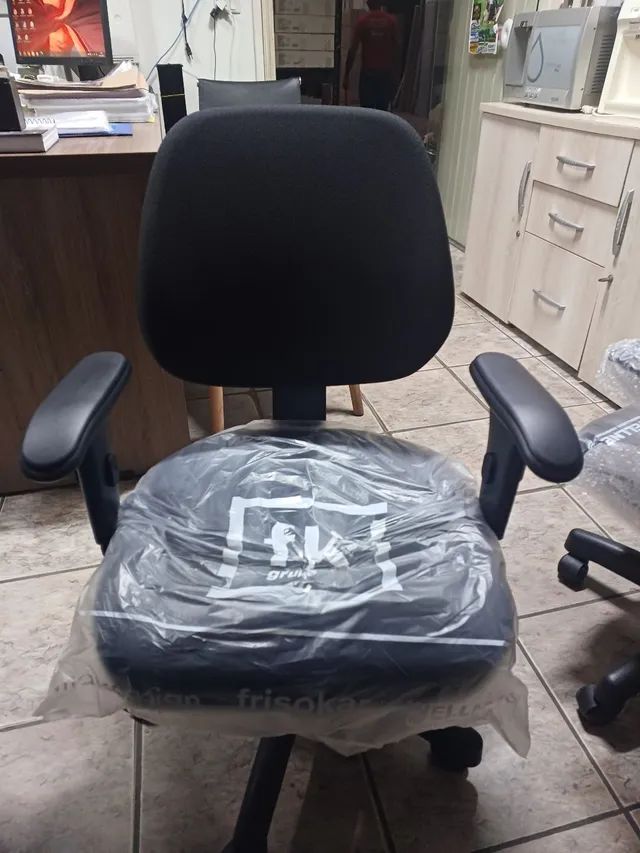 Cadeira executiva adite e Jobe com regulagem de encosto lombar.( só novas  )