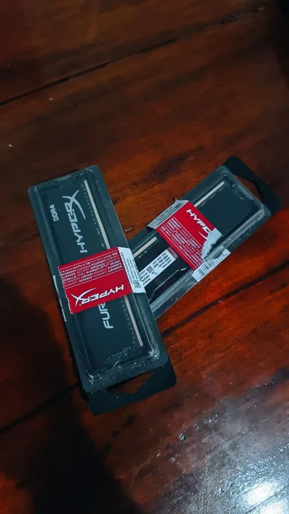 Duas memórias RAM Hyperx DDR4 8G cada
