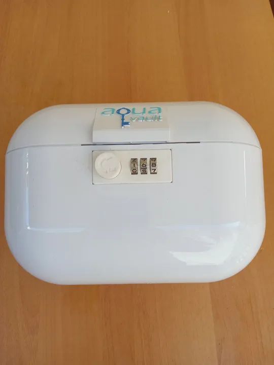 Porta treco com trava e senha. Encaixa na espreguiçadeira.