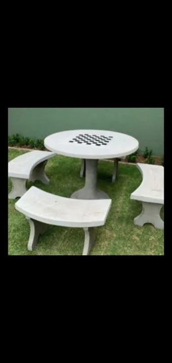 Conjuntos de mesas no concreto pólido