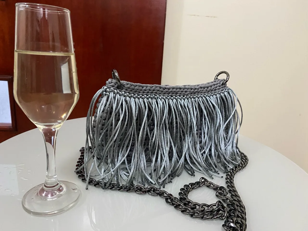 Bolsa de Ombro Crochê Cinza com Franjas