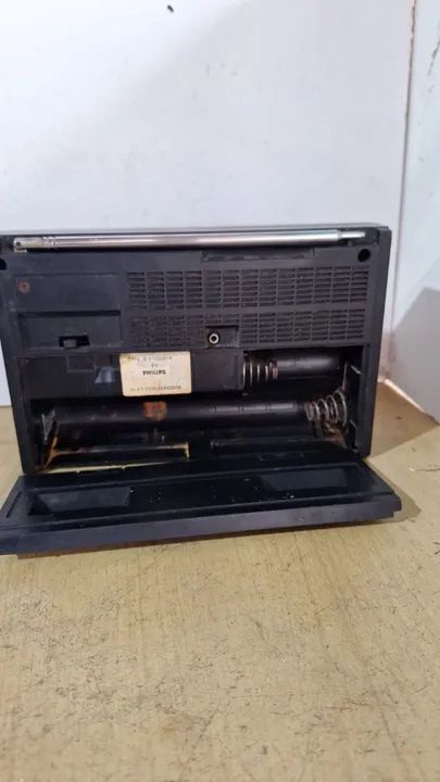 Rádio Philips médio a pilhas funcionando, somos loja 120,00 Pix - 2111 - Foto 2