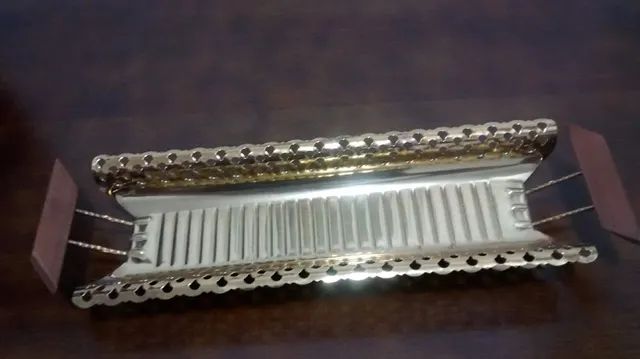 Linda peça em metal ouro velho e madeira - Foto 4